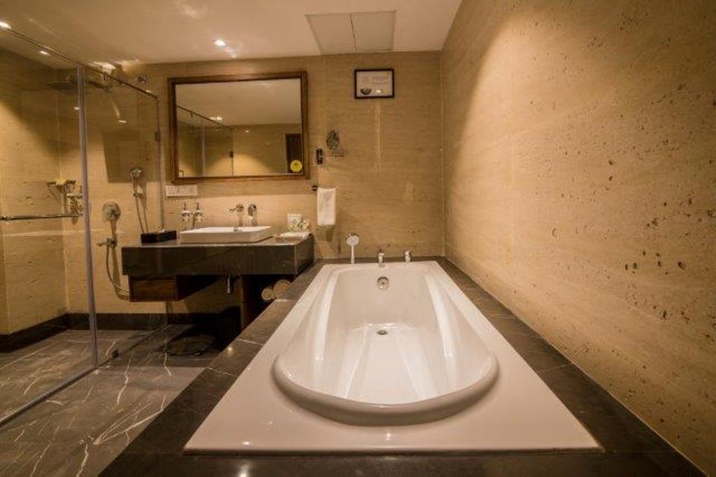 Lemon Tree Hotel Siliguri Bagian luar foto
