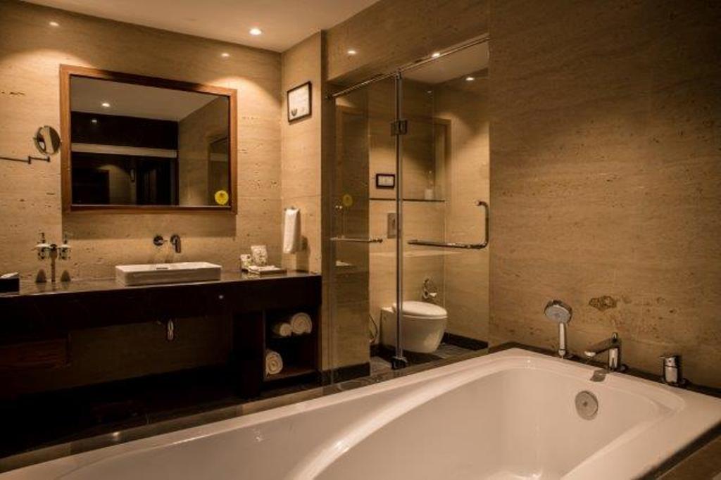 Lemon Tree Hotel Siliguri Bagian luar foto